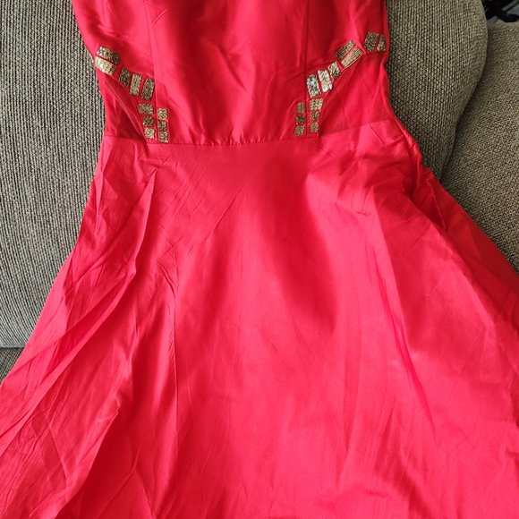 Red gown - Picture 2 of 2